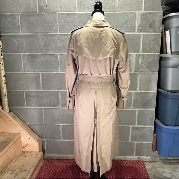 Burberry trench coat. - Picture 6 of 16